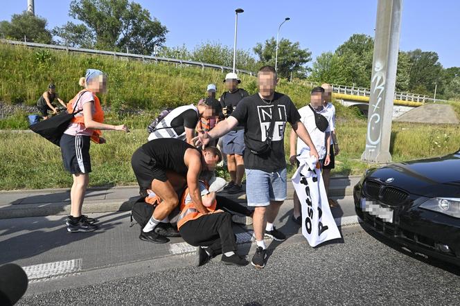  Aktywiści z Ostatniego Pokolenia sparaliżowali ruch. Kierowcy: Ktoś powinien zrobić z nimi porządek!