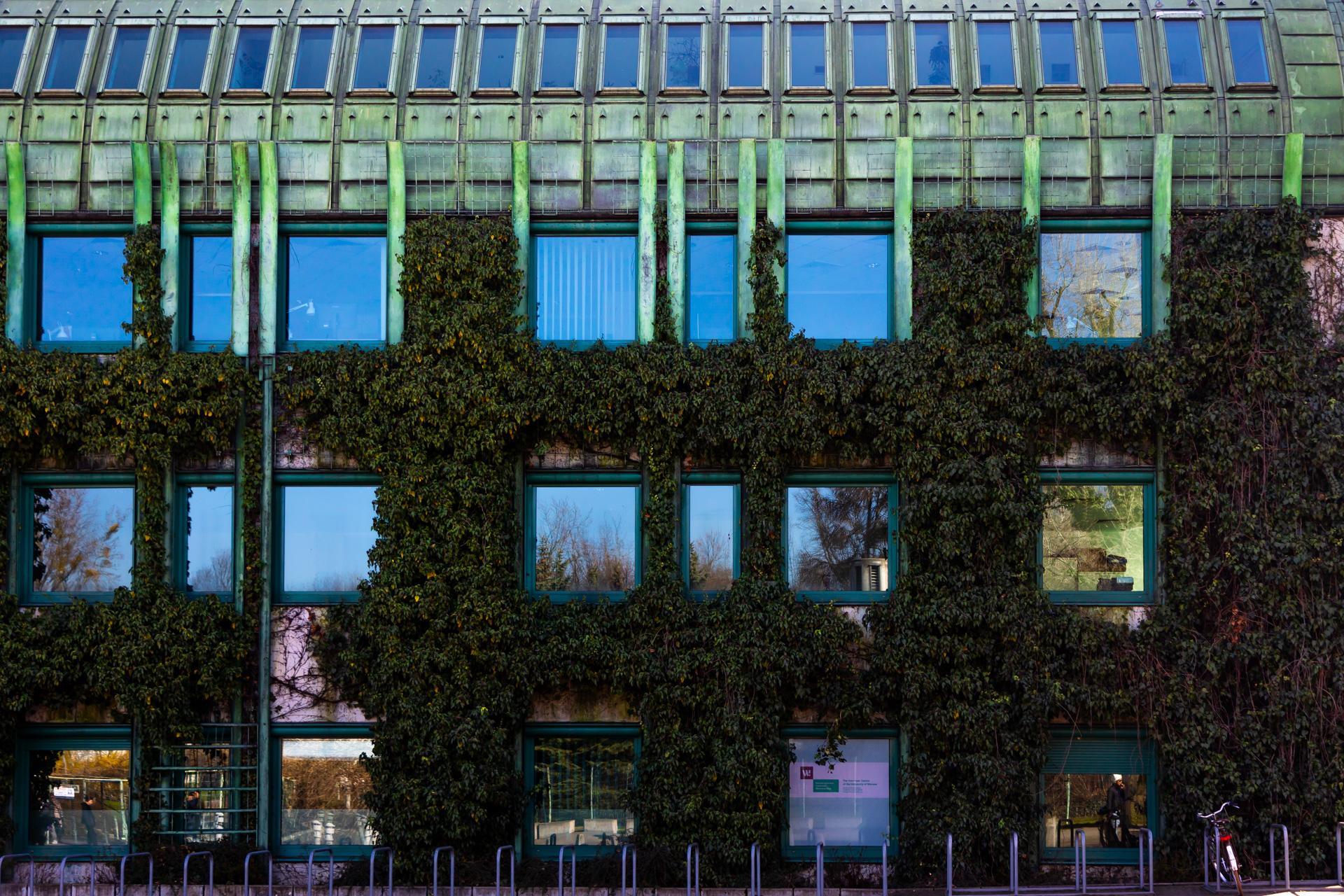 Biblioteka Uniwersytecka w Warszawie - zdjęcia. Zobacz postmodernistyczną ikonę, którą kiedyś uznawano za kicz