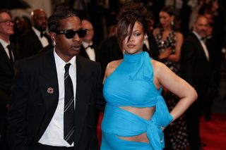 Rihanna z ukochanym pokazała się w Cannes. Niebieską kreacją podkreśliła ciążę