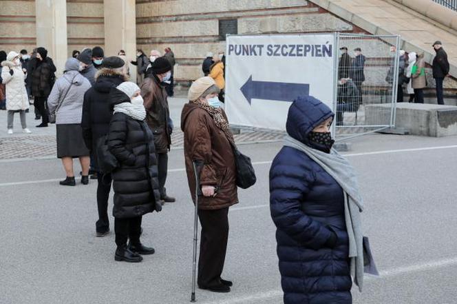 Gigantyczne kolejki do szczepień przed stadionem Narodowy,m. Co tam się działo? 