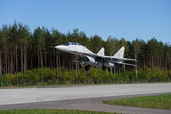 MiG-29UB na Route 604