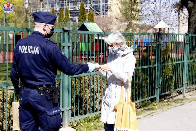 Funkcjonariusze policji kontrolują, czy zakrywamy usta i nos przy wyjściach z domu