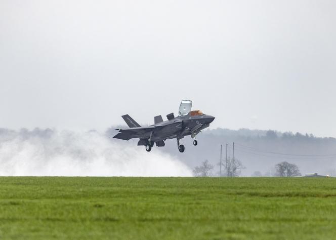 Brytyjski F-35B podczas lądowania