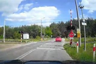 Policjanci ujawnili dramatyczne nagranie. Zderzenie trzech aut na przejeździe kolejowym