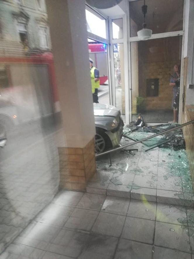 Wronki: Kierowca BMW zasnął i wjechał w budynek