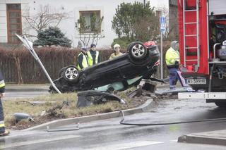 Wypadek w Wawrze. Roztrzaskali się osobówką. To cud, że nic im się nie stało!