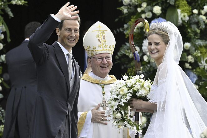 Królewska ceremonia pełna przepychu. Ślubna stylizacja Marii Karoliny podbija światowe media