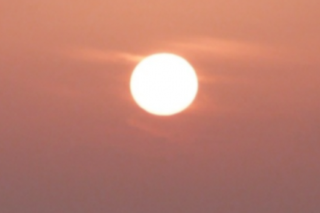 Niecodzienne zjawisko na rzeszowskim niebie. Dlaczego słońce jest zamglone i czerwone?