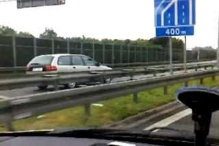 Volvo pędzące pod prąd na autostradzie