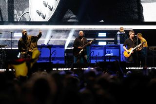 Gitarzysta Oasis musi zrezygnować z koncertów. Muzyk mierzy się z poważnymi problemami zdrowotnymi 