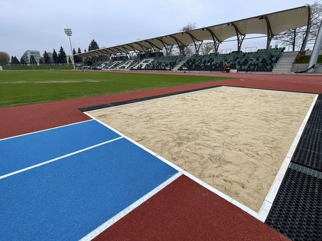 Ostatnie dni remontu stadionu w Starachowicach. Na bieżni pojwiły się tory