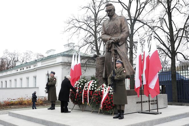 Jarosław Kaczyński wraz z delegacją PiS złożył wieńce przed pomnikami Ojców Niepodległości