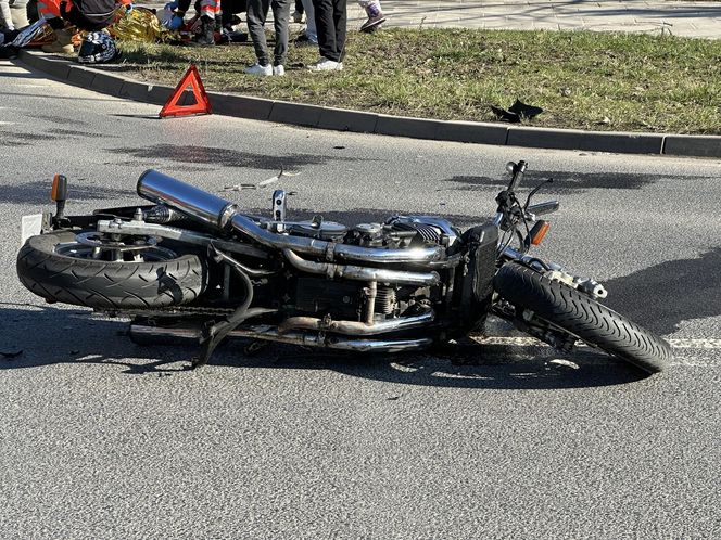 Motocyklista trafił do szpitala. Kierowca mazdy wymusił pierwszeństwo. Koszmarny wypadek w Warszawie