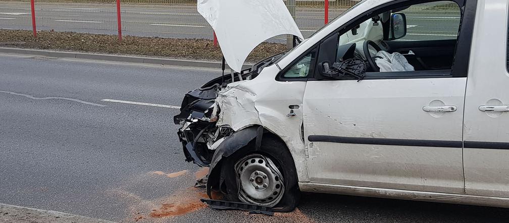 Wypadek na al. Jana Pawła II w Białymstoku. Kierujący zasłabł w samochodzie [ZDJĘCIA]