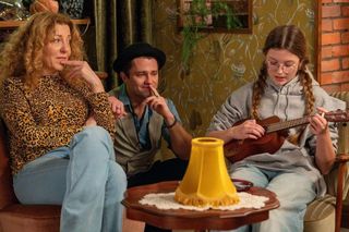 Barwy szczęścia odc. 3193. Pola (Gabriela Szewczyk), Ania Żabcia (Hanna Klepacka),  Broda (Andrzej Popiel)