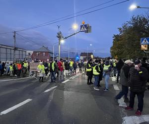 Protest na DK nr 80 po wypadku, w którym zginął 15-letni Kuba. Mieszkańcy zablokowali drogę