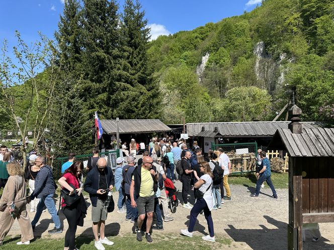 Majówkowe szaleństwo w małopolskiej wsi. Leży na terenie parku narodowego