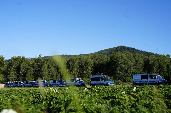 Nowy komunikat policji po obławie w Starej Wsi. Tak odpowiadają na zarzuty