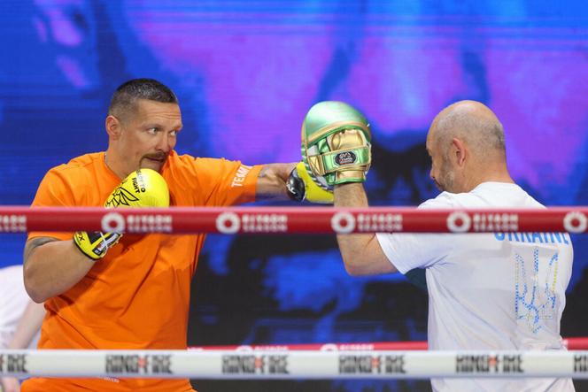 Ołeksandr Usyk w specjalnej koszulce na treningu medialnym przed walką z Tysonem Furym. Nawiązał do pojedynku w Polsce