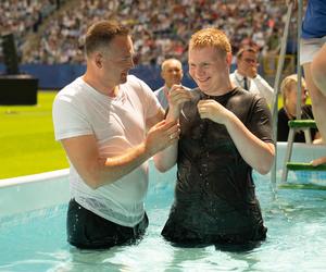 43 nowych świadków Jehowy. Na lubelskim stadionie odbył się wyjątkowy chrzest