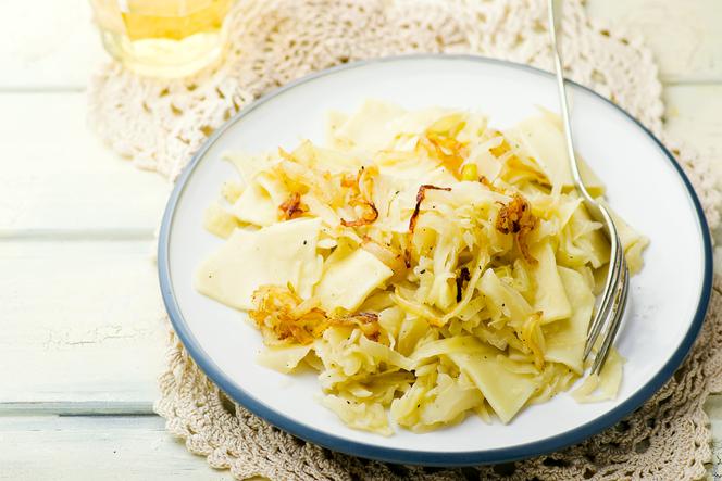 Makaron z duszoną młodą kapustą, jabłkami i porem