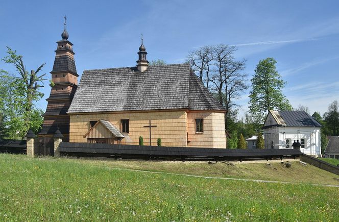 To jedna z najpiękniejszych małopolskich wsi. Kiedyś należała do biskupa 