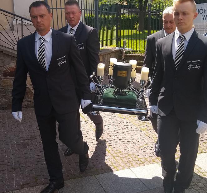 Pogrzeb Jerzego Pilcha w Kielcach. Przyjechali min. Grzegorz Turnau i Jan Nowicki	