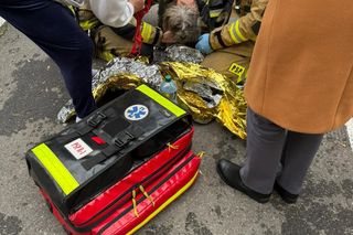 Bohaterska postawa strażaków z Krakowa. Uratowali zwierzęta z płonącego mieszkania