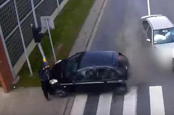 Dramatyczne zdarzenie w Krośnie: Czekał przed przejściem, potrącił go samochód [WIDEO]
