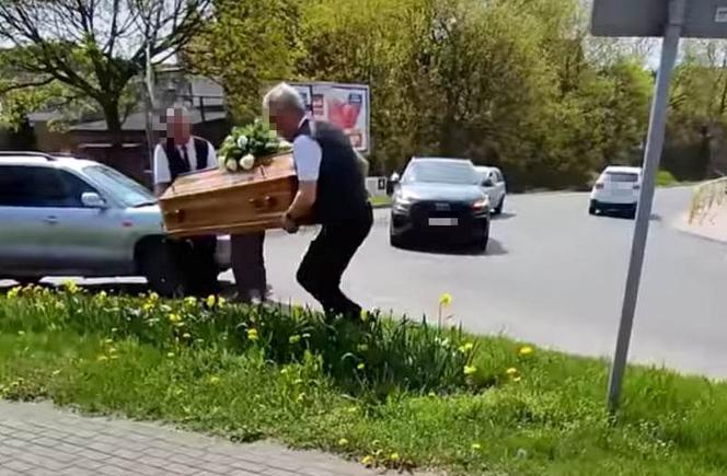 Trumna wypadła z karawanu