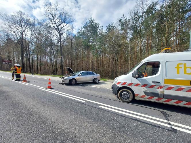 Pod Lubienią dachowało auto osobowe. Jedna osoba poszkodowana