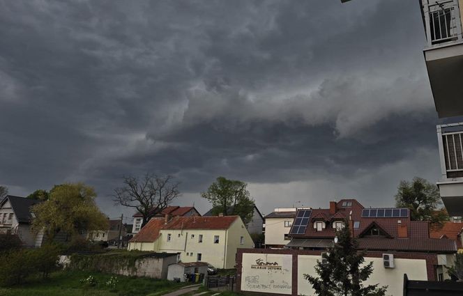 Gwałtowne burze przetaczają się nad Polską. Pada obfity grad 