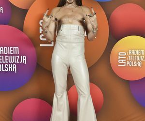 Modowy powrót roku! Dzwony znów na topie – tak stylizują je celebrytki