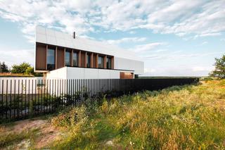 Funkcjonalny dom ze skośnym dachem dla miłośników modernizmu