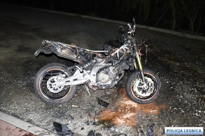 Motocyklista przewrócił się na progu zwalniającym i uderzył w drzewo. 42-latek zginął na miejscu