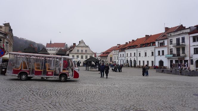 Mglisty Kazimierz Dolny w obiektywie. Miasteczko nad Wisłą przyciąga turystów nawet późną jesienią