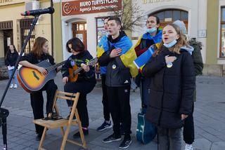 Młodzi ludzie - solidarni z walczącą Ukrainą 