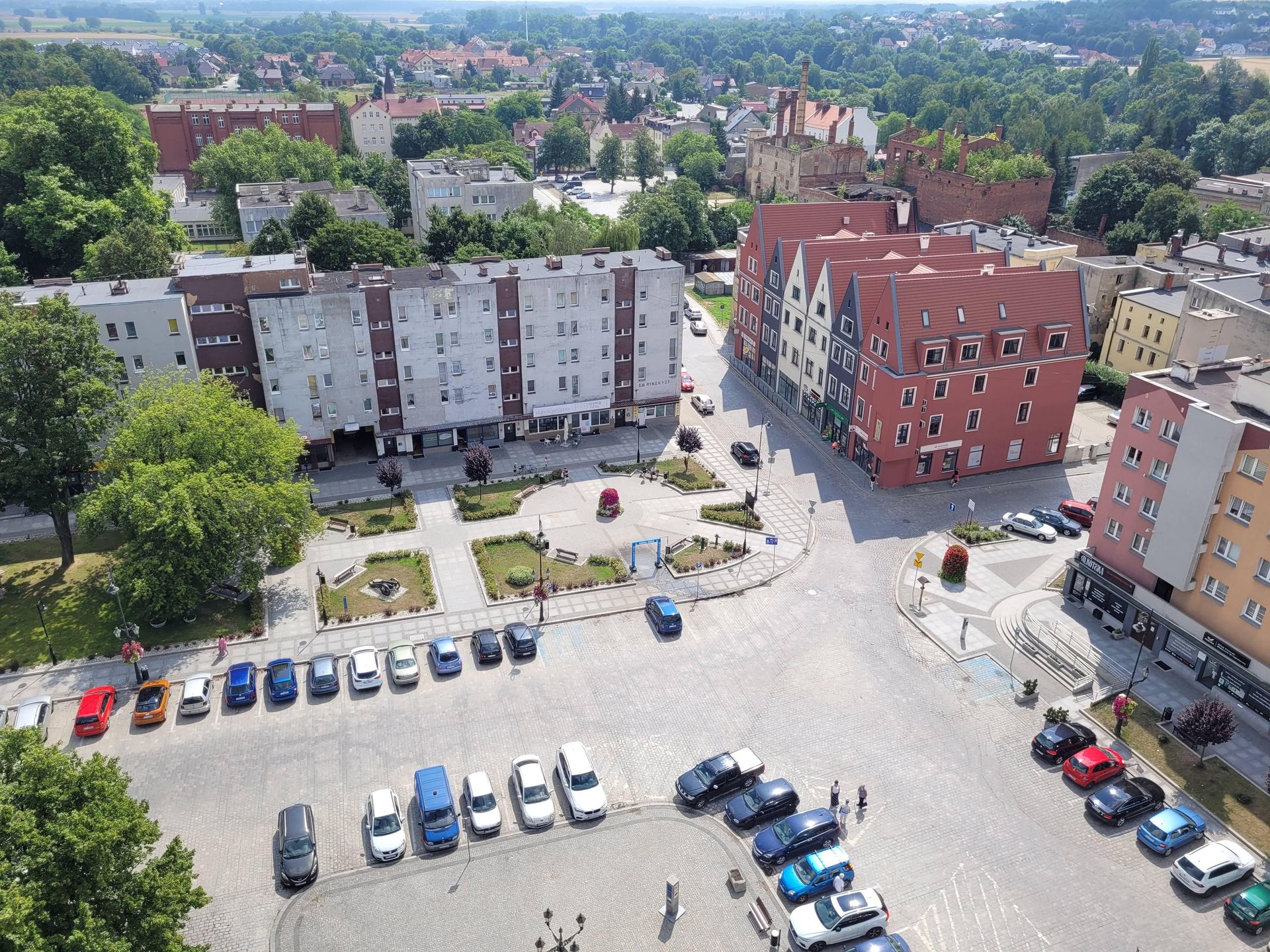 Widok z tarasu wieży ratuszowej w Strzelinie (południowy wschód)