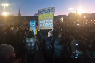 Szczecin solidarny z Ukrainą. Manifestacja na placu Solidarności