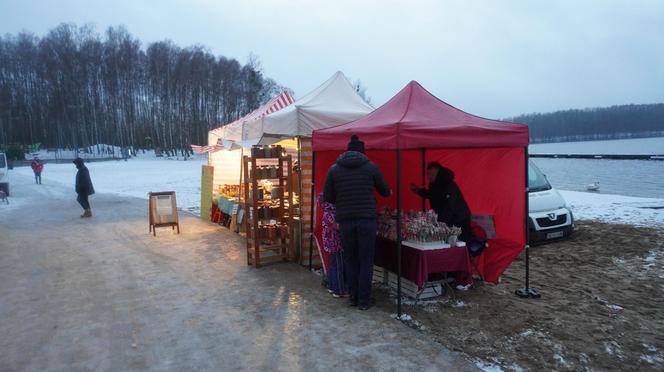 Ruszył jarmark bożonarodzeniowy nad jeziorem Ukiel w Olsztynie. Zobacz, jak wygląda! [ZDJĘCIA]