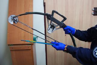 Jechał z ZAKAZEM kierowania i... KUSZĄ na tylnym siedzeniu