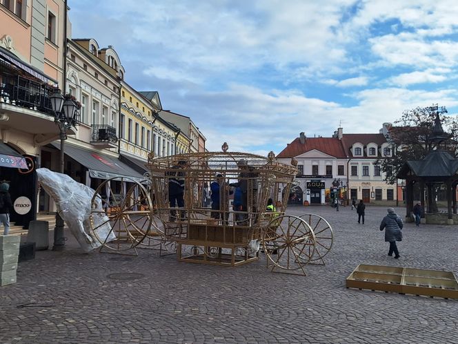 Ozdoby świąteczne w Rzeszowie. Rusza strojenie miejskiego Rynku. 