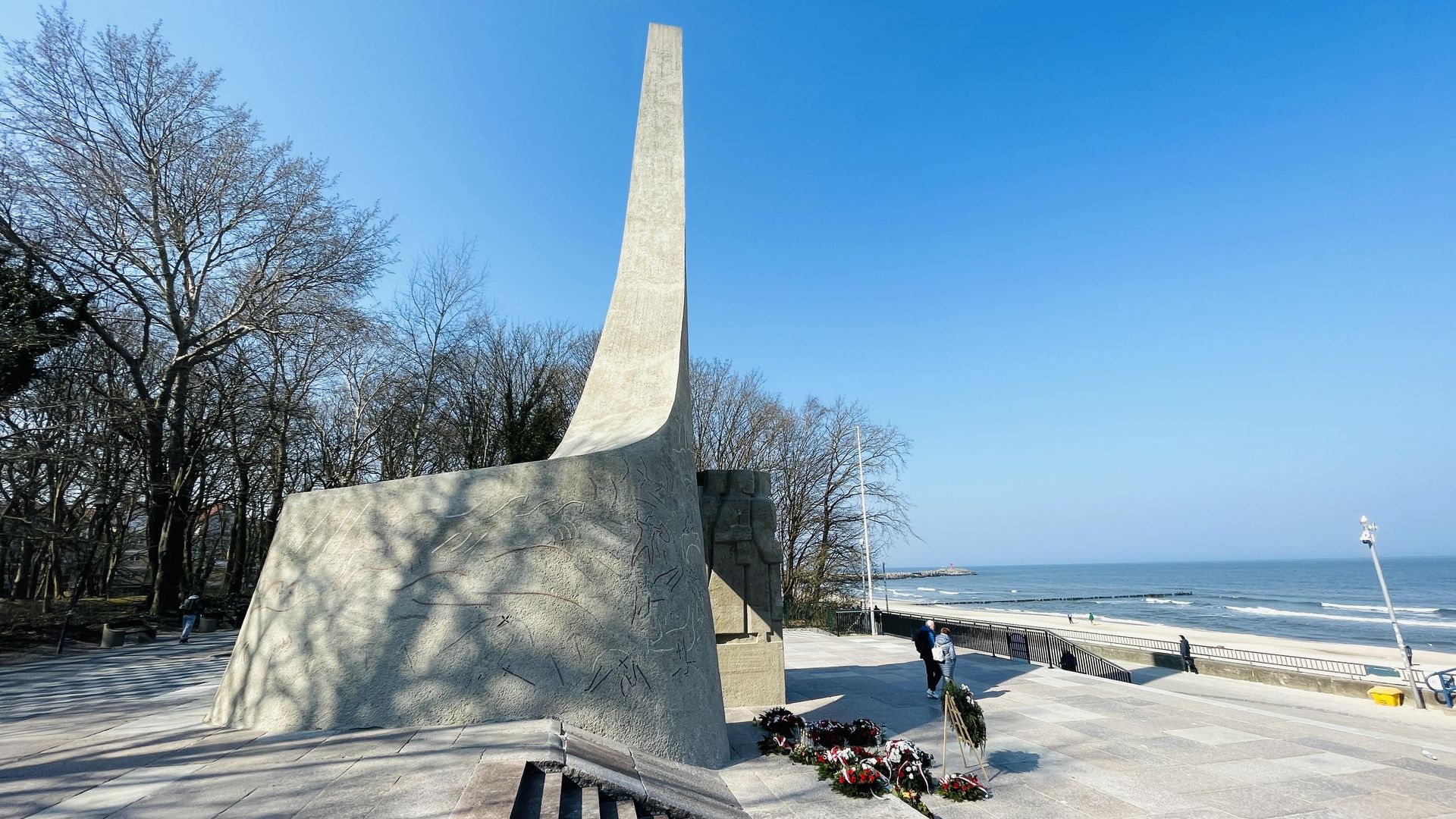 Kołobrzeg - Pomnik zaślubin z morzem