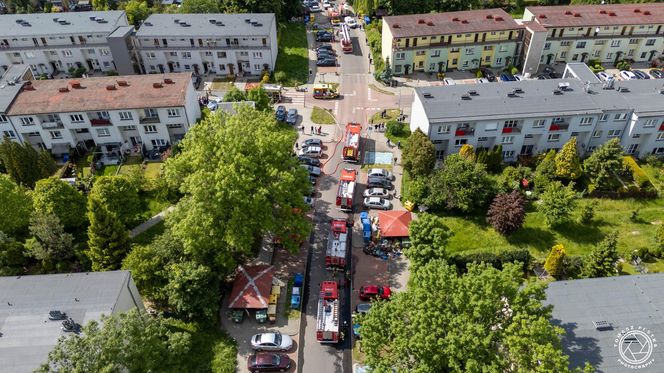 Pożar i wybuchy w mieszkaniu bloku w Tychach