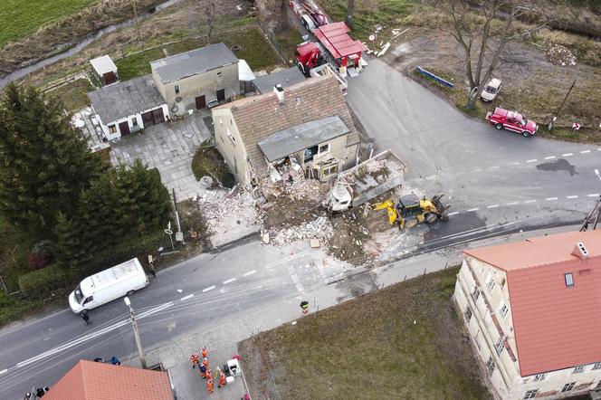 Ciężarówka wjechała w budynek