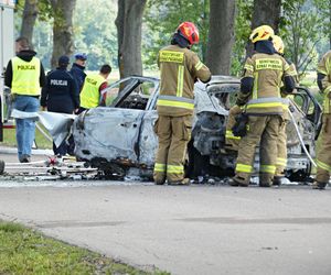 Zwęglone zwłoki w elektrycznym oplu. Samochód uderzył w drzewo i stanął w płomieniach