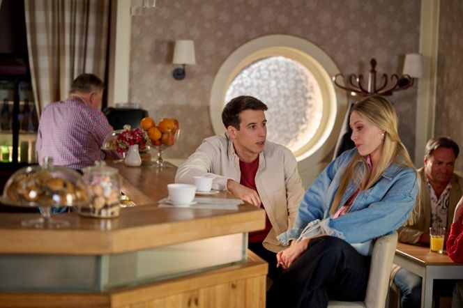 Na Wspólnej odc. 4058. Tadeusz (Jakub Pruski), Daria (Patrycja Topajew), Włodek (Mieczysław Hryniewicz)