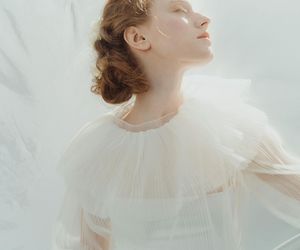 Perły, złoto, falbany, koronki. Jesień upłynie nam pod znakiem teatralnego dramatyzmu