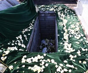 Przejmujący widok na grobie Lizy. To miejsce wyróżnia się na cmentarzu