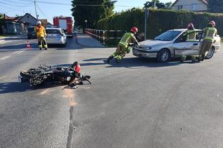 Tuchów. Zderzenie motocyklisty z osobówką na drodze wojewódzkiej nr 977